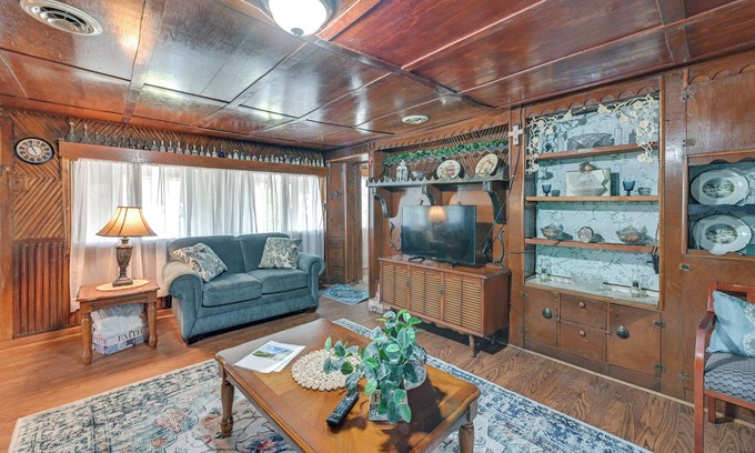 Waneta Cottage | Hike & Fish: Rustic, Timeless Mckee Home w/Yard