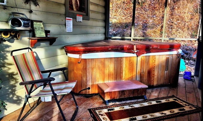 Elkton Cabin | Hike,Hot Tub,Massanutten Resort,LurayCaverns,Skyline Drive, Snow Tube/Ski.