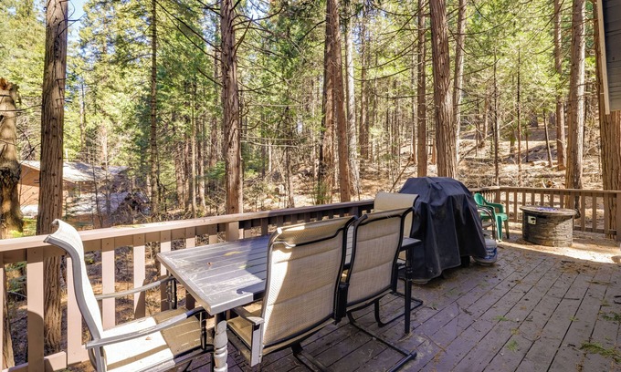 Arnold Cabin | Hike, Ski & Sip: Arnold Cabin 4 Mi to State Park!