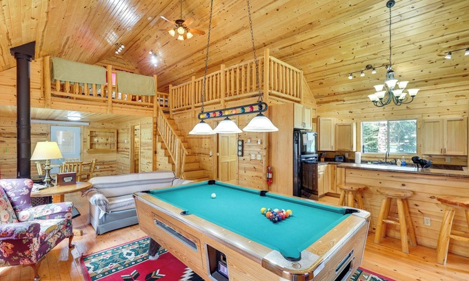 Deadwood Cabin | Hike, Unwind & Bring Your Pet: Deadwood Cabin!