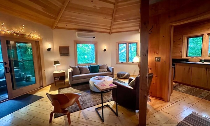 Keene Valley Cabin | Hiker’s Haven - Cozy octagonal guest cabin in Keene Valley