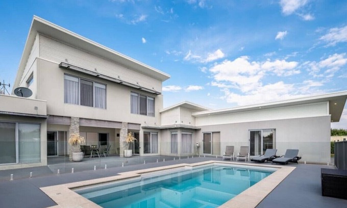 Shepparton North House | Hildeton Pool House - Beautiful large home in Shepparton