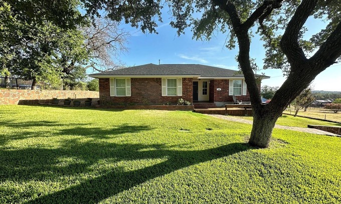 Mason House | Hill Country Home - close to Mason Square
