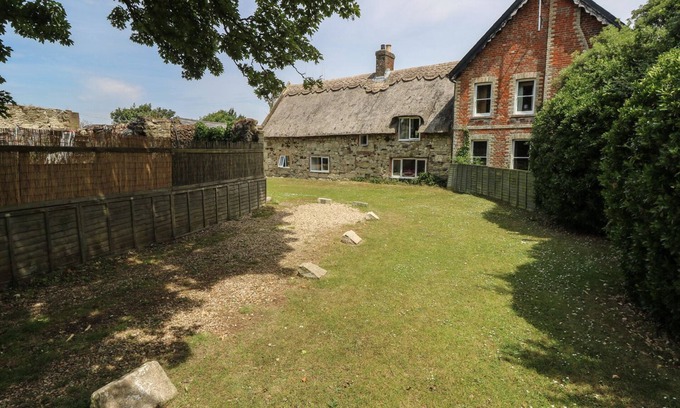 Freshwater Cottage | HILL FARM COTTAGE, pet friendly, with a garden in Freshwater