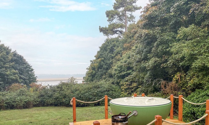 Martlesham Heath Cottage | HILL HOUSE, RAMSHOLT, pet friendly, with hot tub in Ramsholt