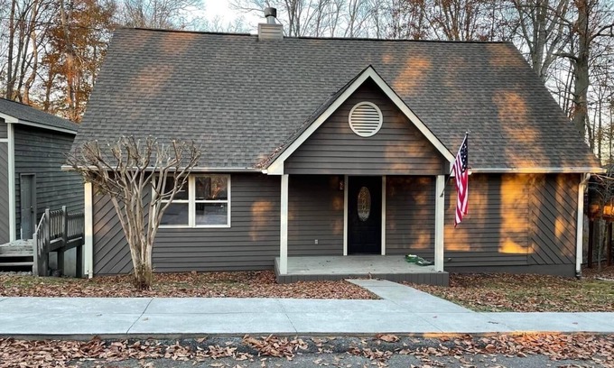 Byrdstown House | Hill Top Heaven Lake House - Sleeps 22 in beds - 3 1/2 baths - 1 Mi to Marina!