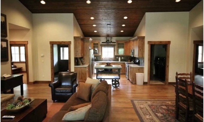 Gallatin Cabin | Hill top Luxury Bunkhouse 4bd, 2 full Bath and all amenities