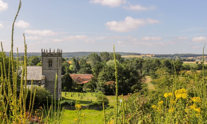 Stonegrave Cottage | HILL TOP, pet friendly, character holiday cottage in Hovingham