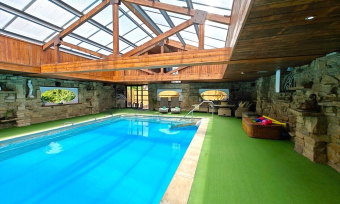 Romsey House | Hill Top - Three Bedroom House, Sleeps 6