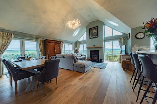 Hawick House | Hillcrest - 8 Person Luxury House and Hot Tub