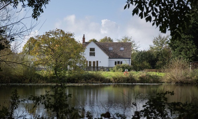 Oxford House | Hillcrest - A modern lakeside retreat just 2.5 miles from Oxford city centre.