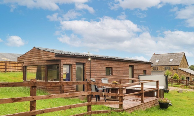 Preston Cottage | HILLCREST CROFT, family friendly, with hot tub in Chipping