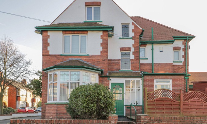 Scarborough House | HILLCREST, pet friendly, character holiday cottage in Scarborough