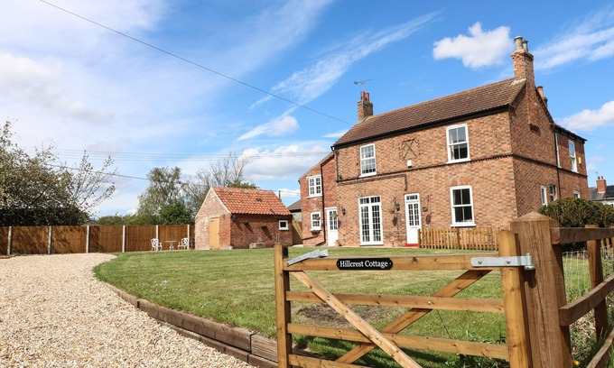 Rampton House | HILLCREST, pet friendly, character holiday cottage in Rampton