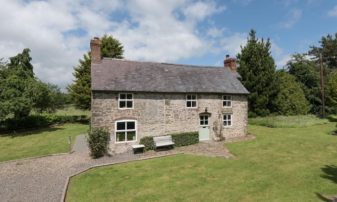 Bromlow Cottage | HILLGATE HOUSE, pet friendly, character holiday cottage in Hemford