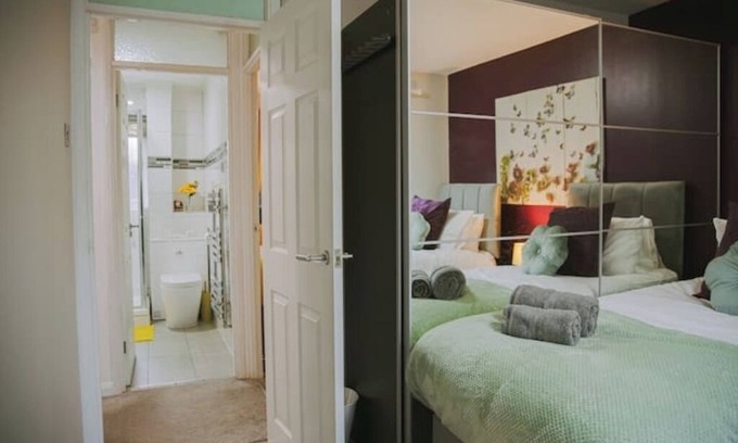 Brunel House | Hillingdon, Uxbridge, London, Sleeps 6, 3 bedrooms