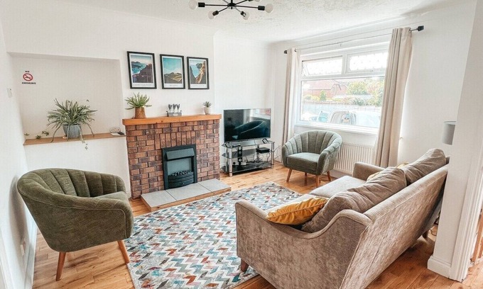 Hillsborough House | Hillsborough spacious house, garden & parking by StayByNumbers