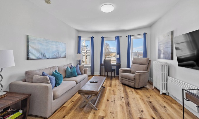 Queens Square Apartment | Hillsborough St. Suites 3 Bdrm Downtown Ch'town