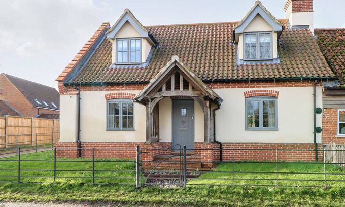 Beeston Cottage | HILLSIDE COTTAGE, family friendly, with a garden in Necton