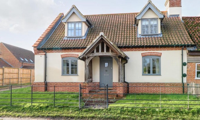 Beeston House | Hillside Cottage