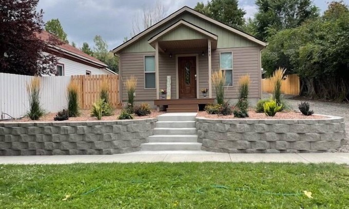 Cody House | Hillside Cottage, located within walking distance to downtown Cody!