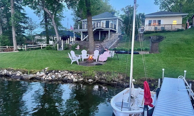 Stroh Cottage | Hillside cottage on Pretty Lake