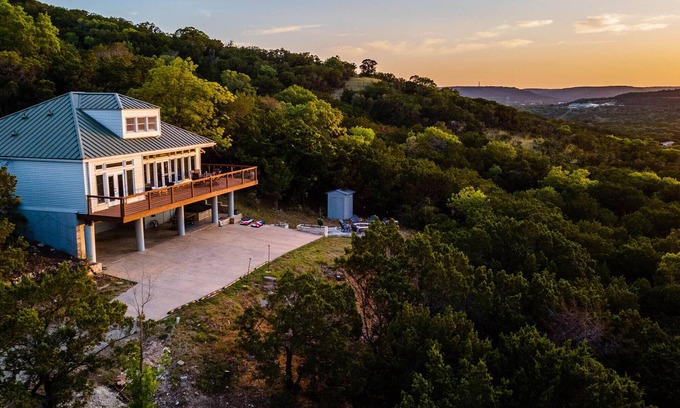 Leander House | Hillside Glass House Nestled in Bird Sanctuary