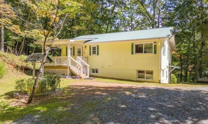 Franklin House | Hillside Haven 1/1 - For those who love hiking, the outdoors, and Western NC!