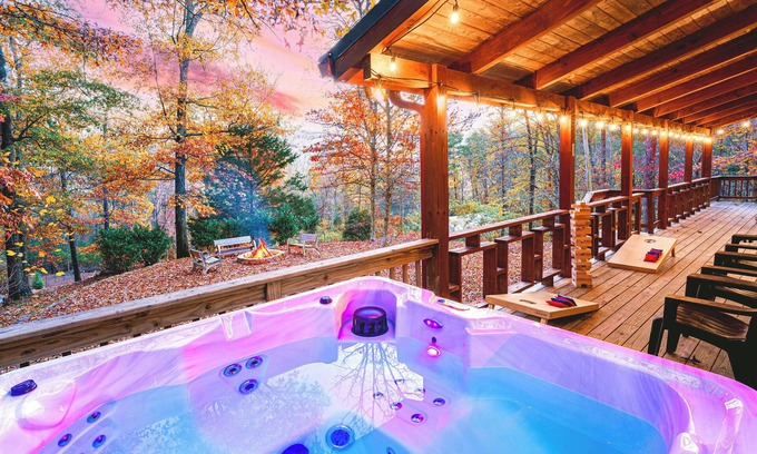 Whiteside Cabin | Hillside Haven | Luxe Hot Tub | Cornhole | Jenga
