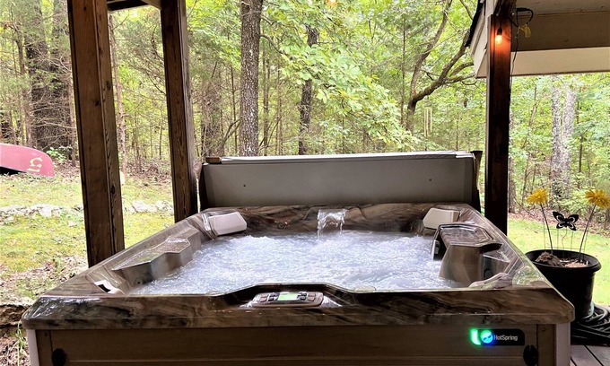 Hardy Cabin | Hillside Haven secluded vintage cabin with hot tub