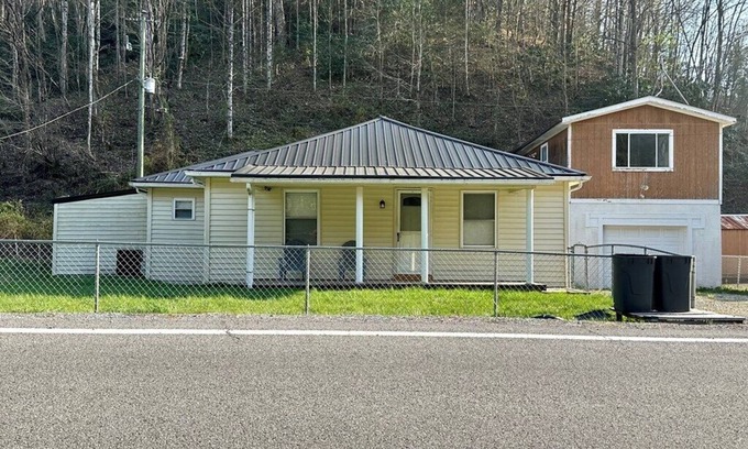 Covel House | Hillside Hideaway 2; Hatfield McCoy and Outlaw trails; Firepit; Sleeps 5