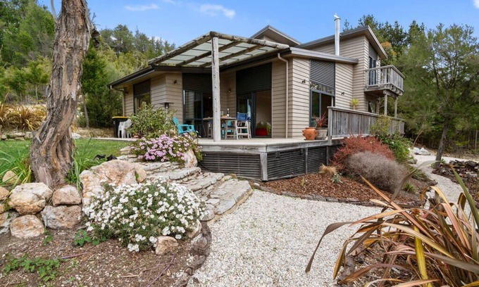 Kaiteriteri Cottage | Hillside Hideaway - Kaiteriteri Holiday Home