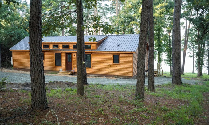 Grapeland Cabin | Hillside Hideaway - Lakefront Cabin