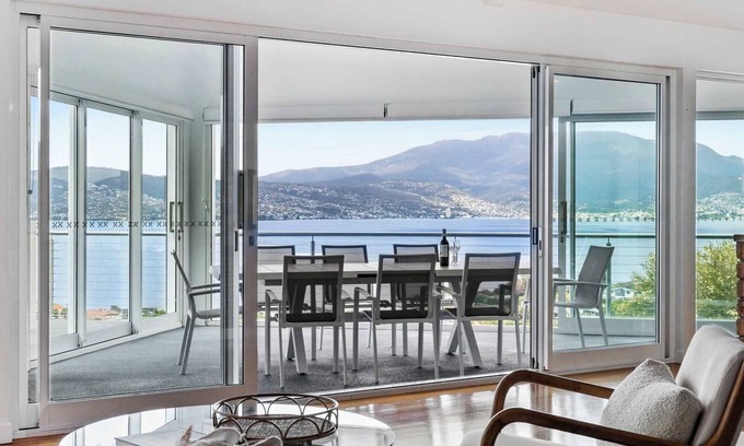 Howrah House | "Hillside Hideaway" Sleeps 10, Stunning Views.