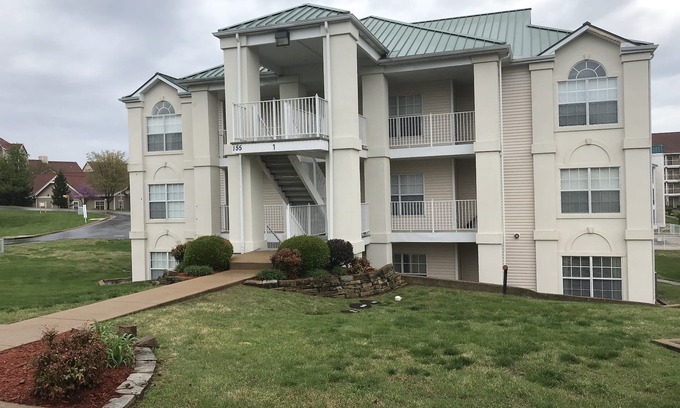 Table Rock Condo | Hillside Hideaway ~ Spacious Poolside 2 bed 2 bath condo