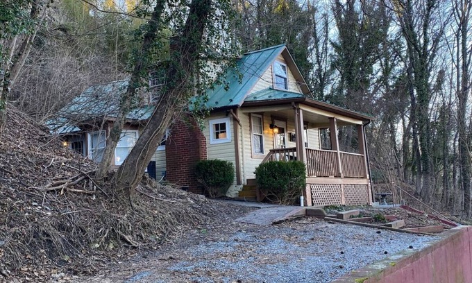 Harpers Ferry Cabin | Hillside Hideaway in Lowertown Harpers Ferry
