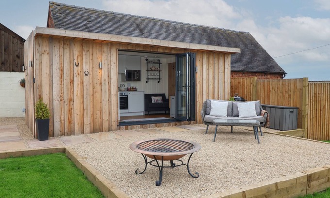 Radbourne Cottage | HILLSIDE HUT, pet friendly, with hot tub in Ashbourne