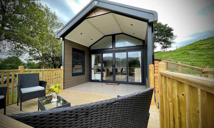Rhayader Cottage | Hillside Lodge - Cabin sleeping 6 guests in 1 bedroom