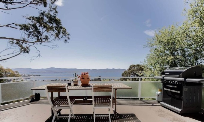 Mount Nelson House | Hillside Retreat in Hobart