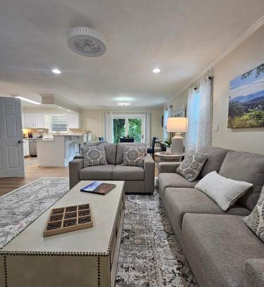 Ashley Oaks House | Hillside Retreat