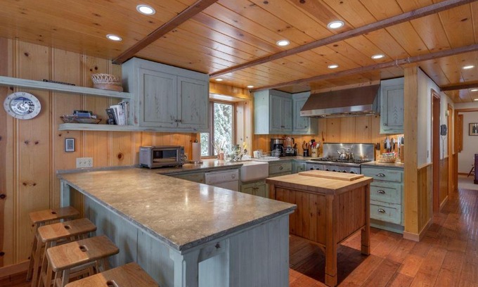 Kingswood Estates House | Hillside Retreat