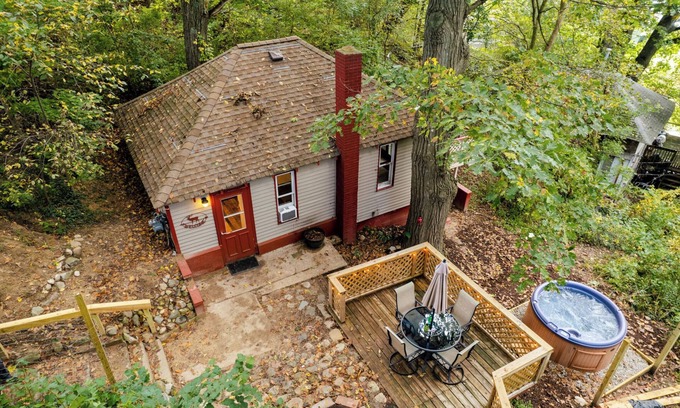 Solon Township Cottage | Hillside Sparta Cabin Hot tub Wi-Fi