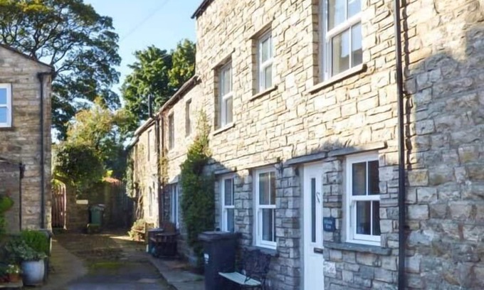 Gayle Cottage | HILLSIDE VIEW, pet friendly, with open fire in Hawes