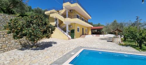 Mbrostar-Urë House | Hillside Villa