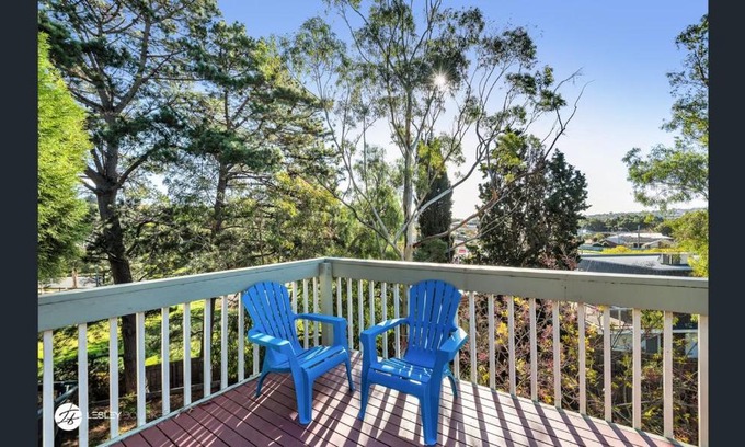 Belmont House | HILLTOP - Beautiful Family Retreat with a View