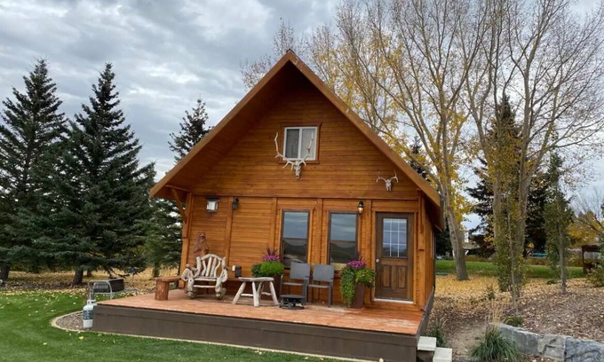 Division No. 3 Cabin | Hilltop Cabin