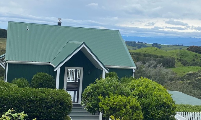 Waiotahi Cottage | Hilltop Cottage in Ohiwa with beautiful range and beach views