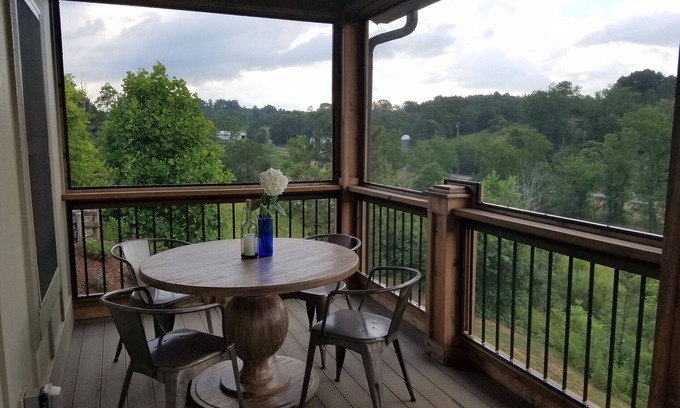 Leicester House | Hilltop Cottage , Upscale, Pristine, Self Check-In