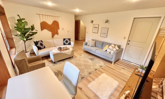 Port Gardner Apartment | Hilltop Daylight Basement Apartment with mountain views!