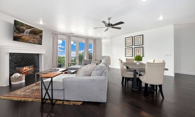 Fayetteville House | Hilltop Haven - 5 Min to DT & UofA - Modern